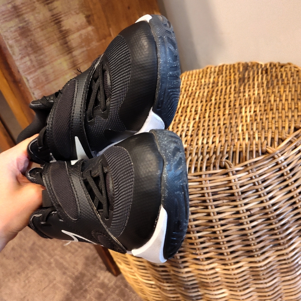 Big Kids / Boys Nike Team Hustle D 11 Hook N Loop Basketball Shoes - Picture 7 of 12
